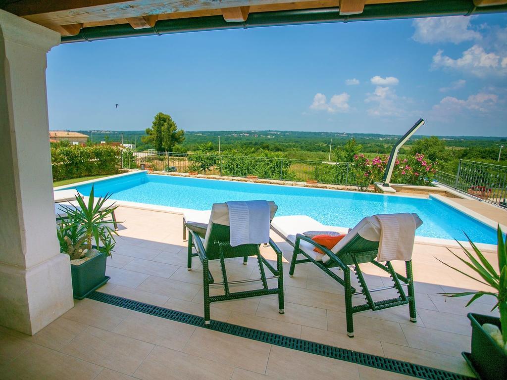 Luxurious Villa With Swimming Pool In Sveti Lovrec Selina Bagian luar foto