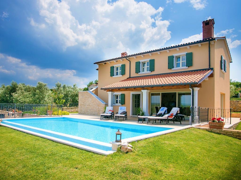 Luxurious Villa With Swimming Pool In Sveti Lovrec Selina Bagian luar foto